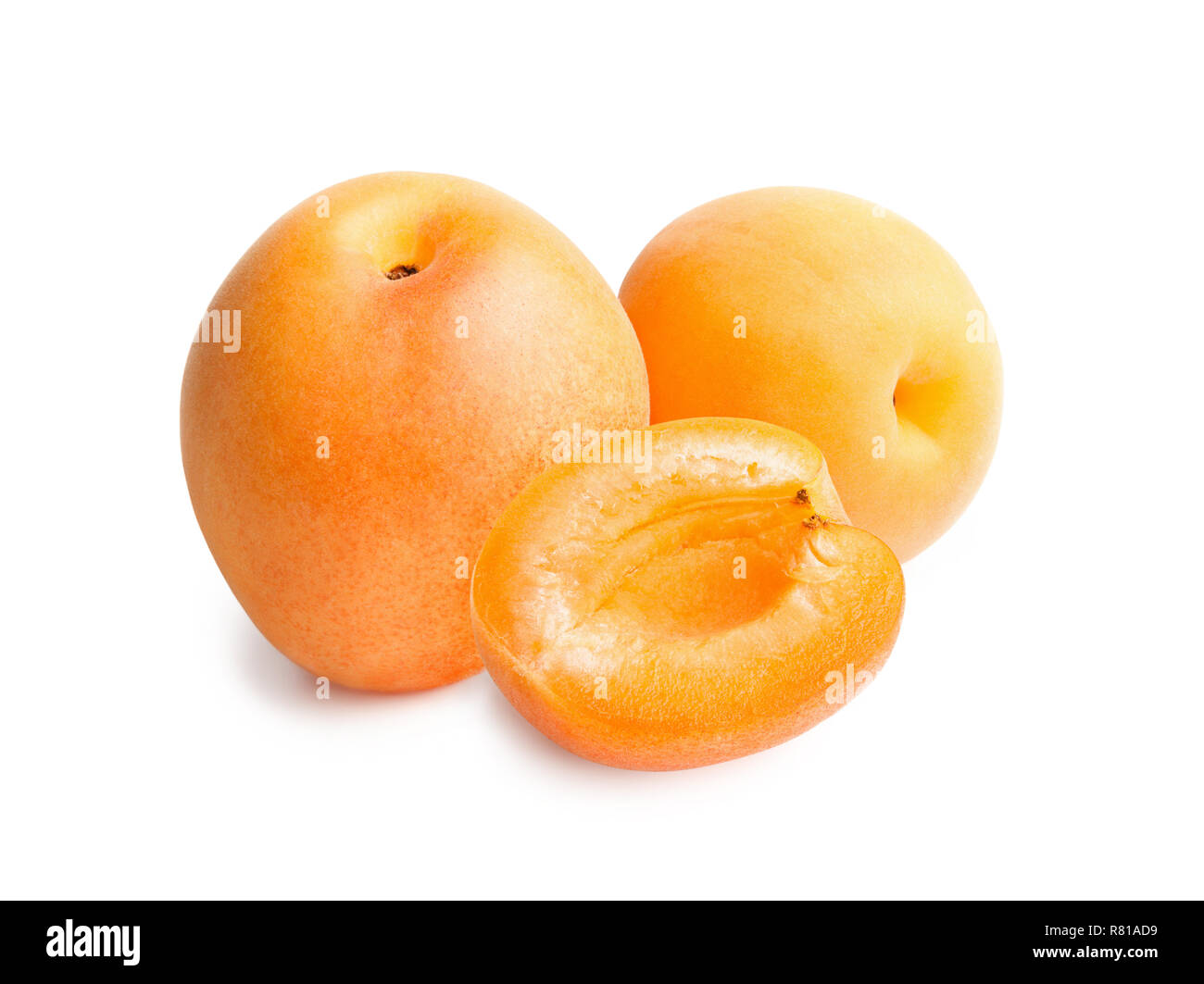 Les abricots. Abricots frais mûrs isolé sur fond blanc. Dans une coupe d'abricot Banque D'Images