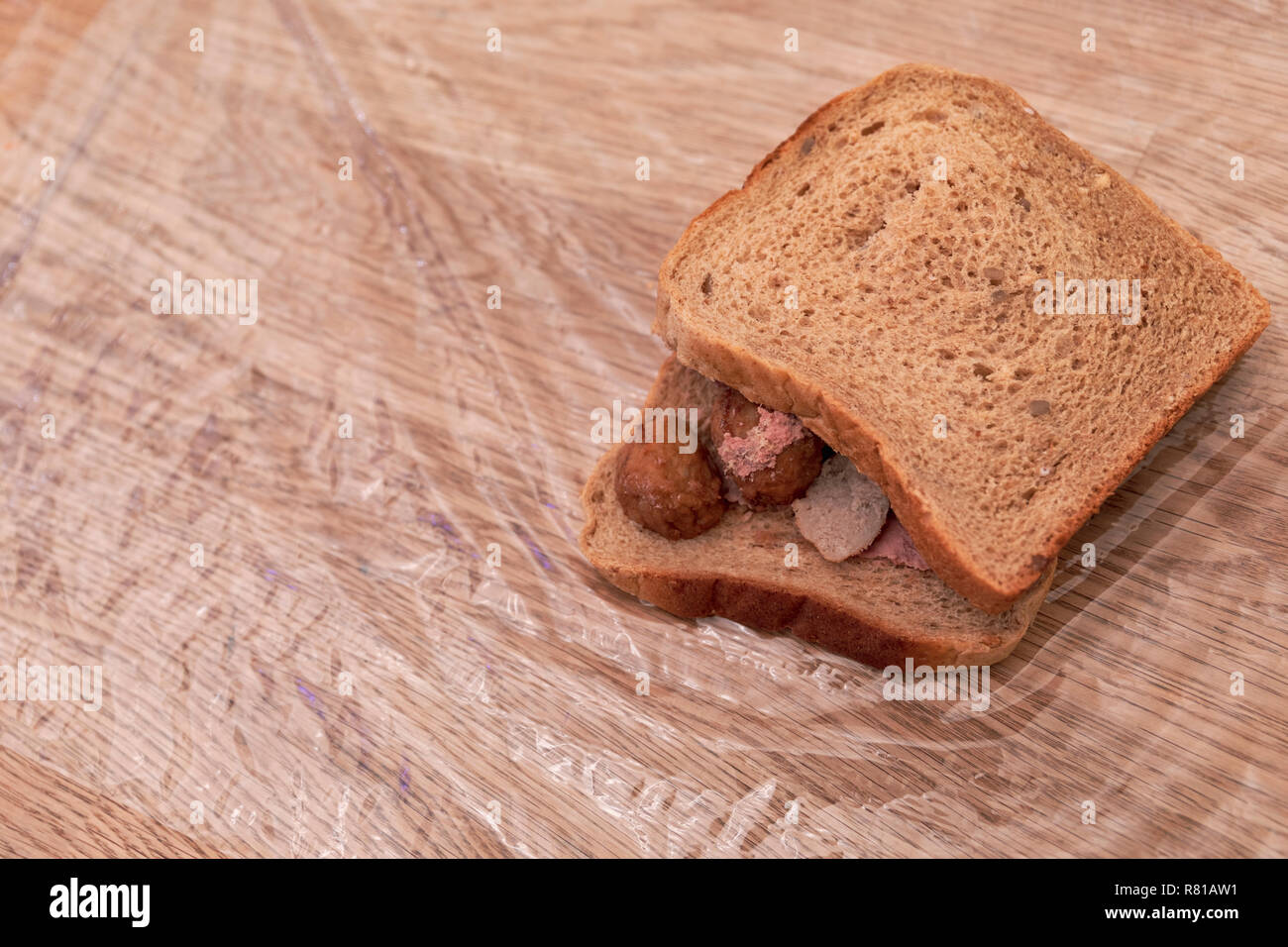 Meatball sandwich juste au sujet d'obtenir enveloppé dans une pellicule plastique Ziploc®, aka le Saran wrap de faire partie d'un panier-repas du midi Banque D'Images