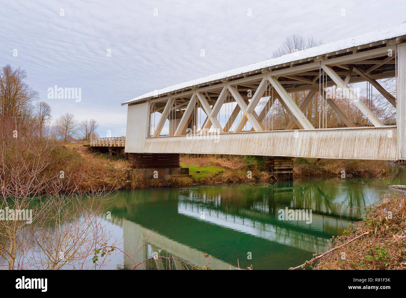 Scio, Oregon, USA - 26 Février 2011 : Le pont couvert Gilkey, construit en 1939 et refondu en 1998 et traverse le ruisseau Thomas en milieu rural des pays de Linn Banque D'Images