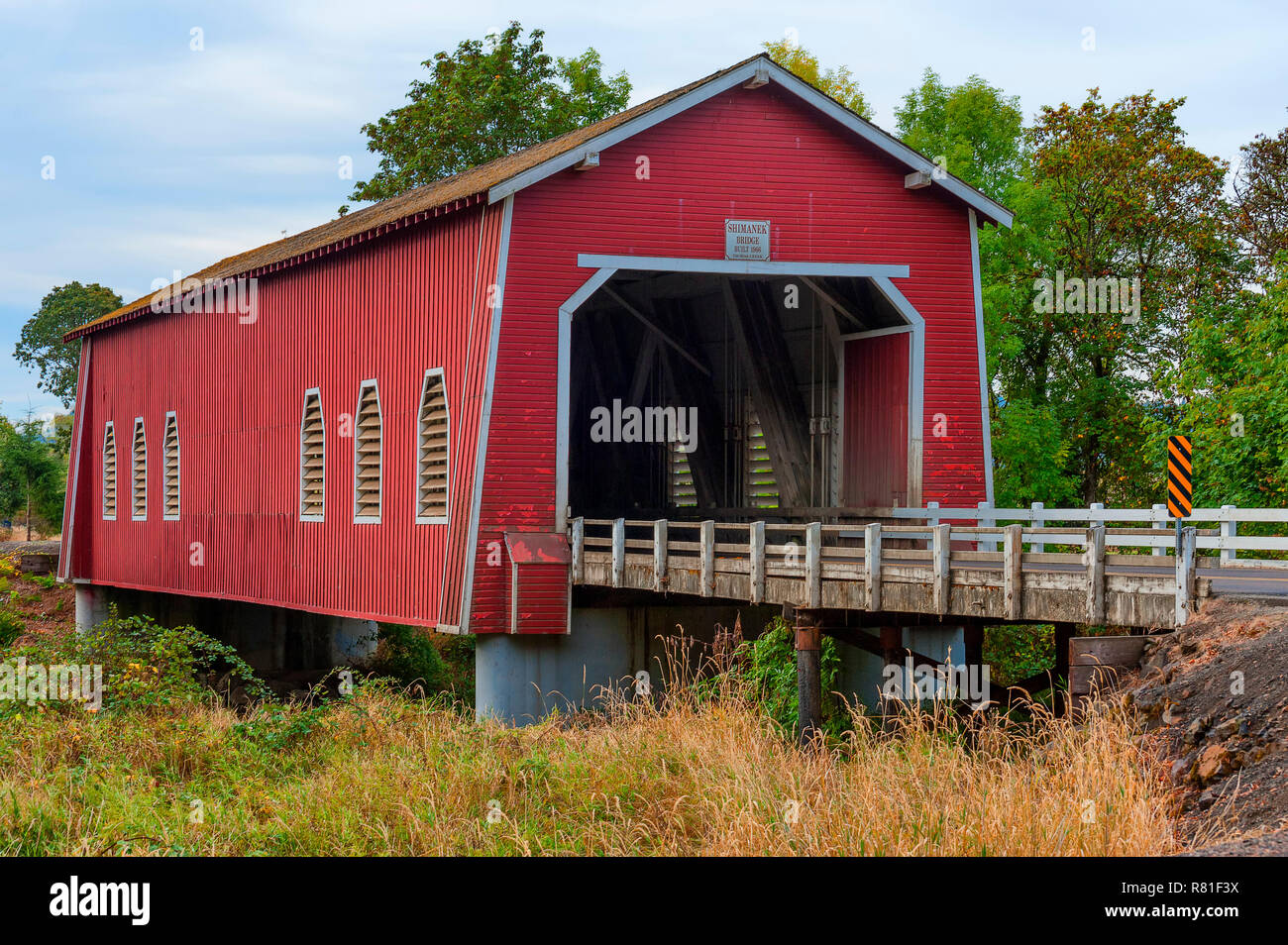 Scio, Oregon, USA - Octobre 6,2015 : Shimanek Covered Bridge est le plus long pont couvert au comté de Linn près de Scio, Oregon. Traversée du ruisseau Thomas ce Banque D'Images