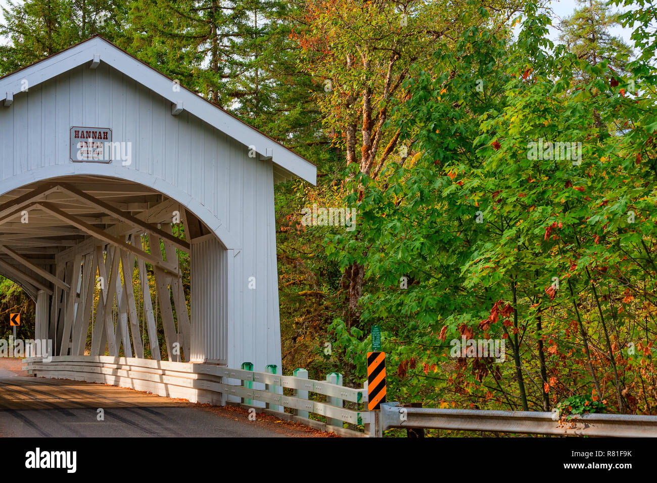 Scio, Oregon, USA - Octobre 6,2015 : Oregon's Hannah traversa le pont couvert de Thomas Creek dans la région de Linn comté près de la ville de Scio et construit en 1936. Banque D'Images