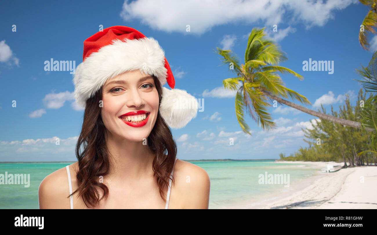 Femme avec le rouge à lèvres rouge in santa hat on christmas Banque D'Images