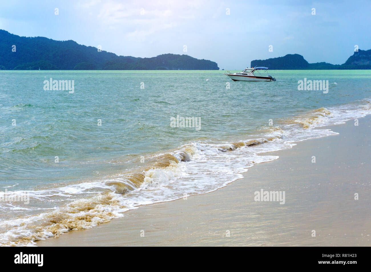 Bateau sur l'eau bleue et plage de sable blanc dans la mer en Thaïlande, province de Phang Nga. Banque D'Images