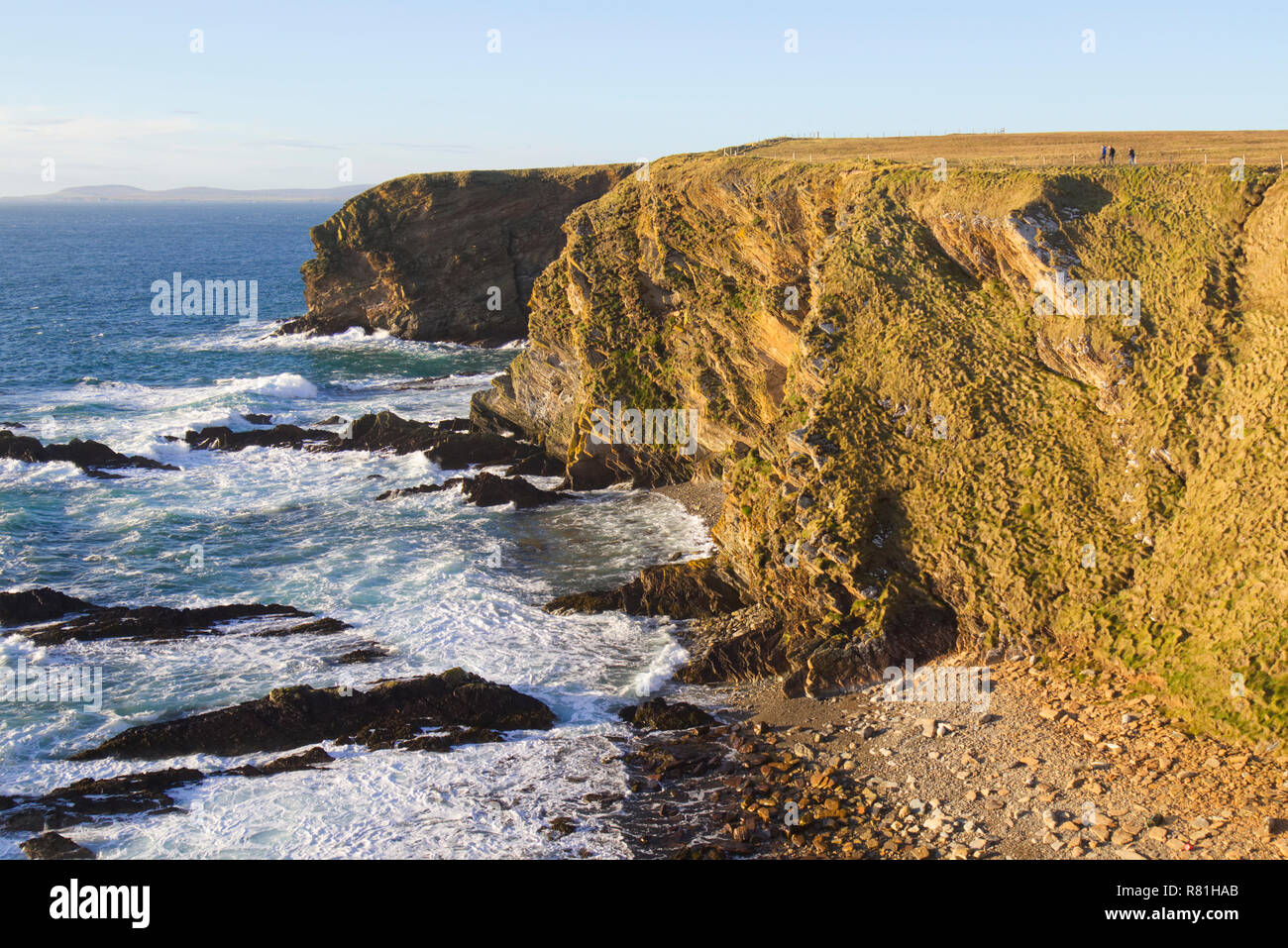 Les promeneurs sur le chemin South Ronaldsay, îles Orkney Banque D'Images