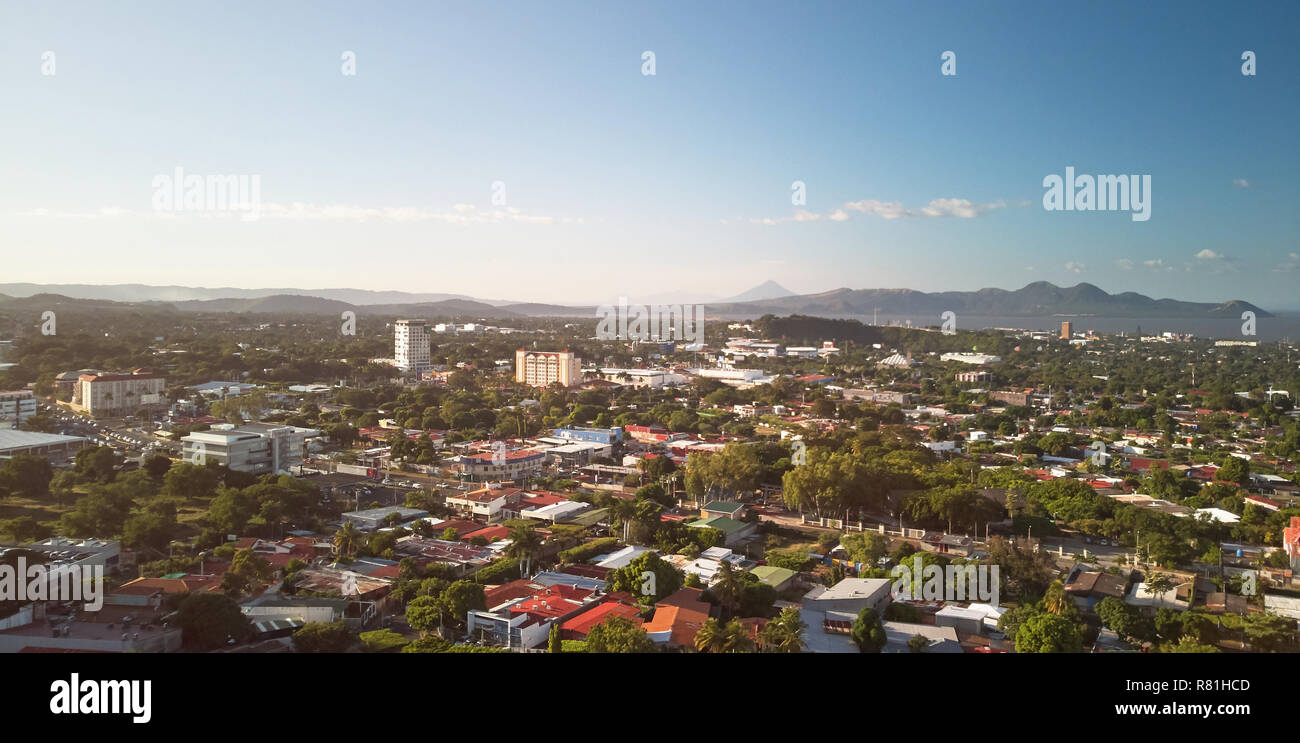 Panorama urbain de Managua drone aérien vue sur le coucher du soleil la lumière Banque D'Images