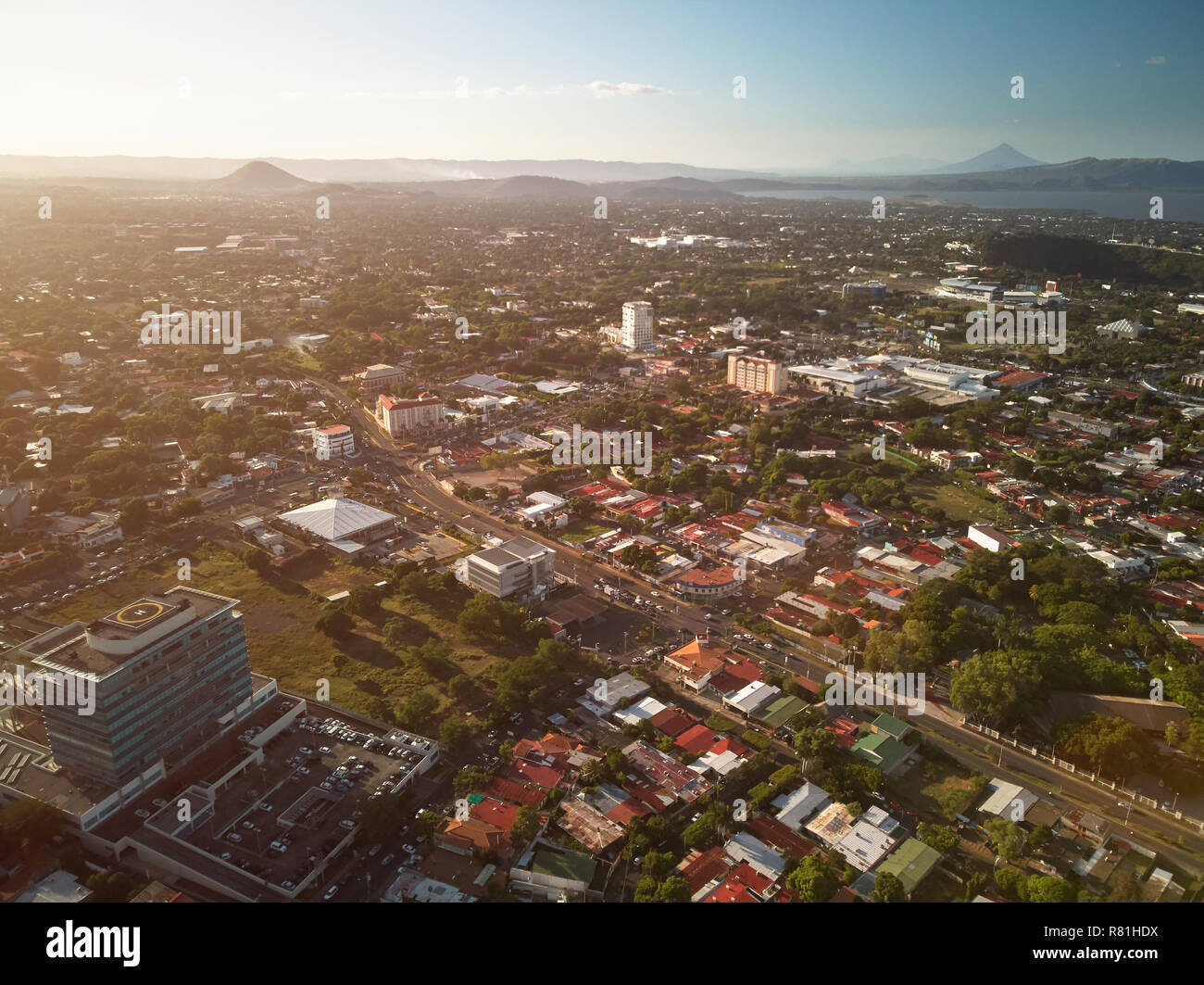 Coucher du soleil à ville de Managua au Nicaragua vue aérienne drone Banque D'Images