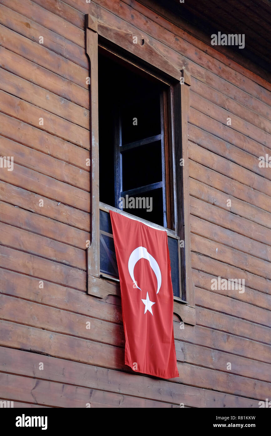 Drapeau Turquie accroché sur une fenêtre Banque D'Images