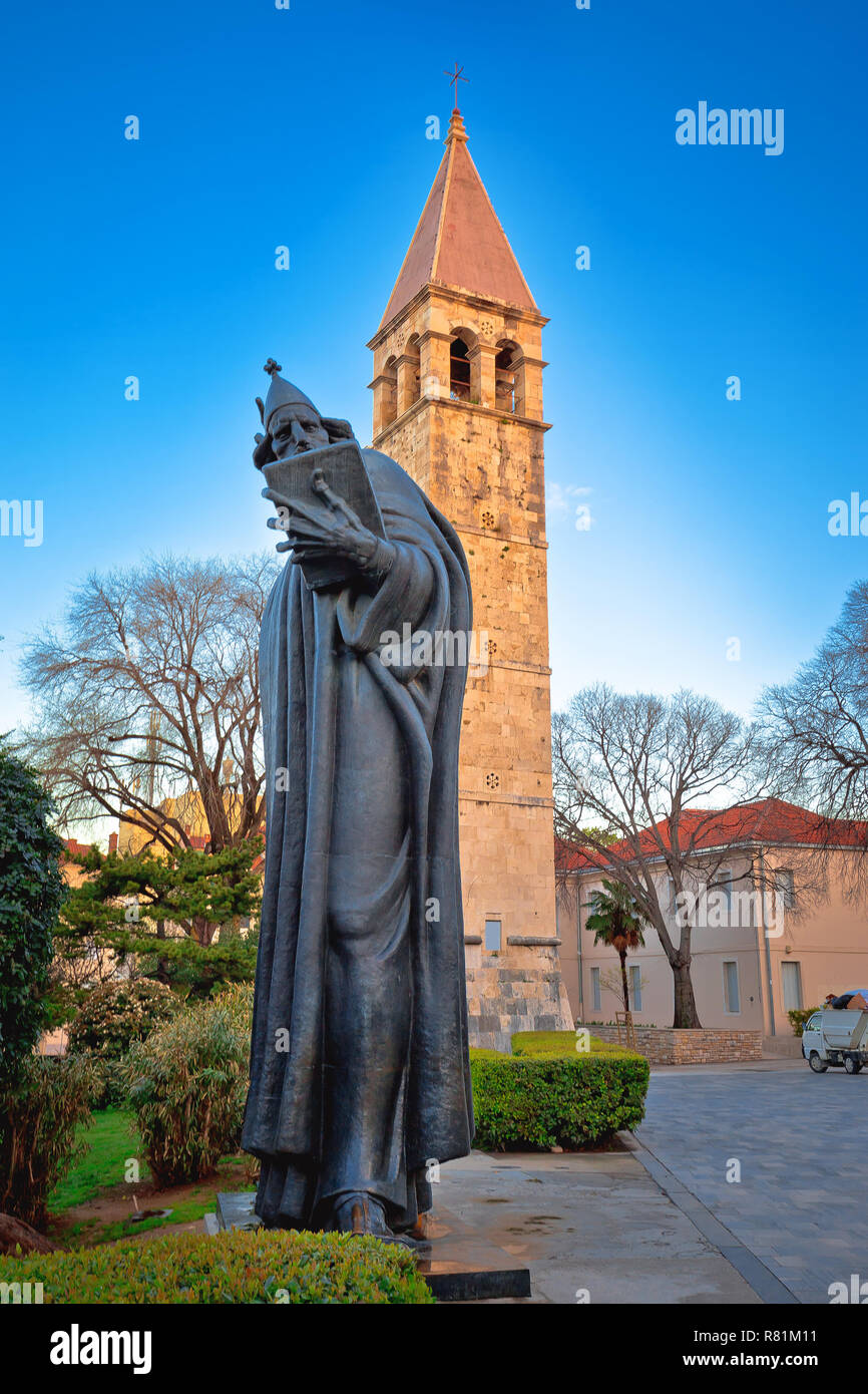 Vieille tour de Split et statue de Grgur Ninski Dalmatie, région de la Croatie Banque D'Images