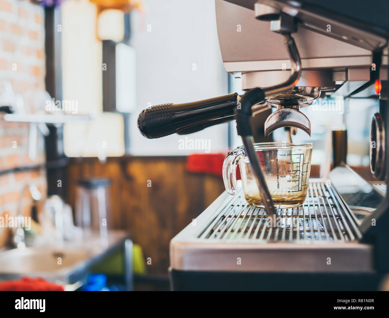 La mesure de vide mug sur machine à café de café avec copie espace. Banque D'Images