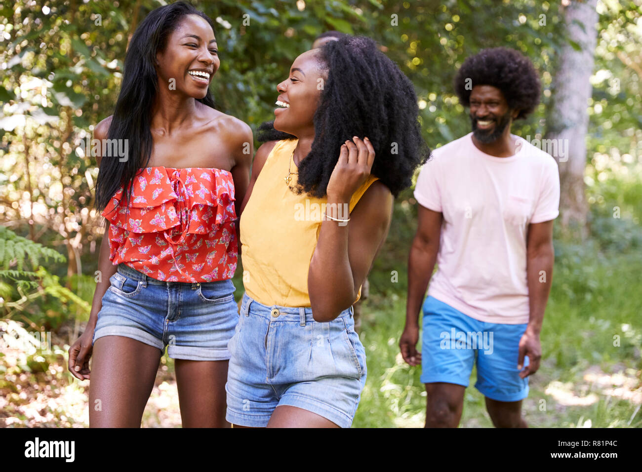 Trois adultes noir friends smiling pendant une randonnée en brousse Banque D'Images