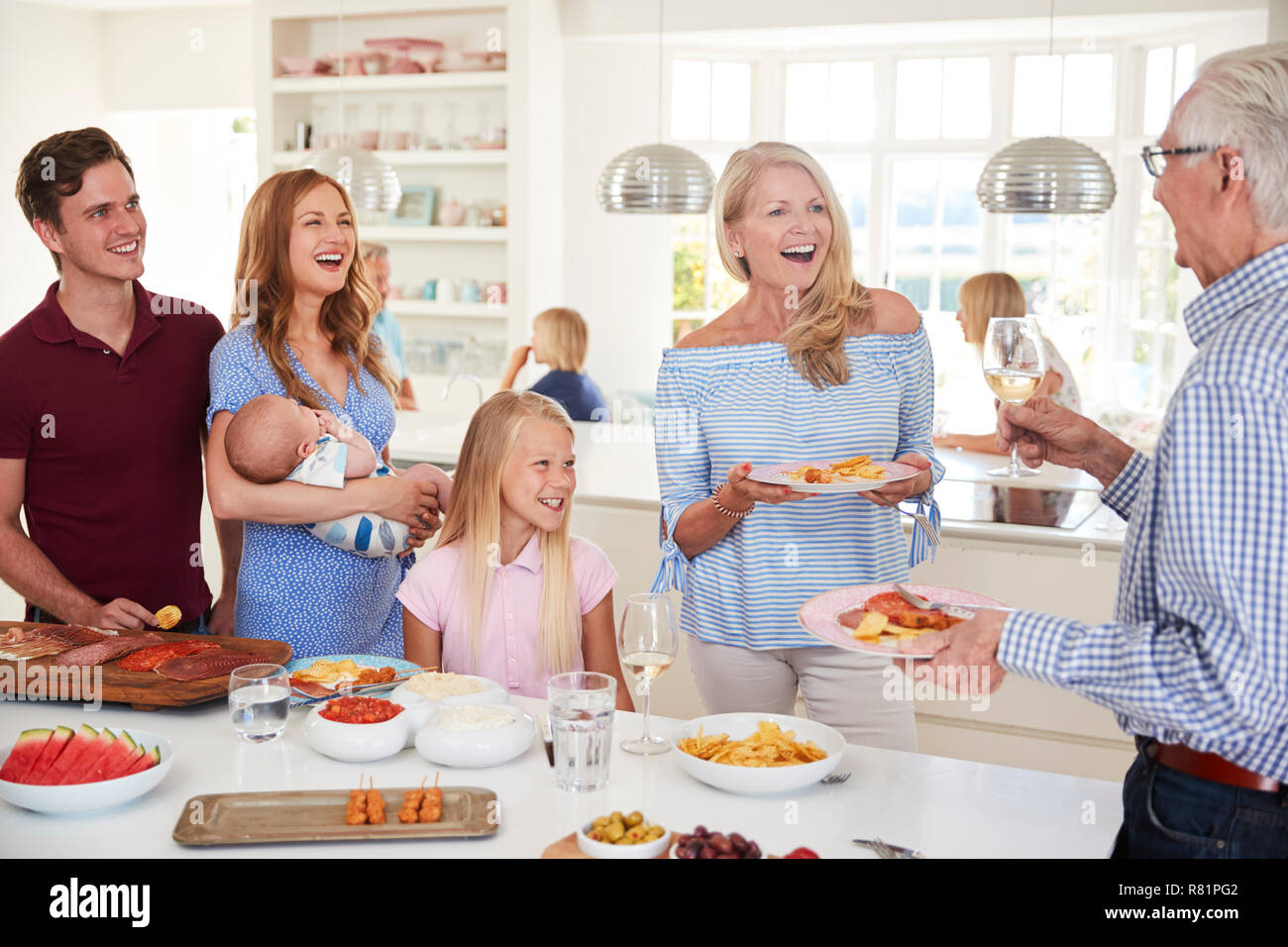 Portrait et amis réunis à Cuisine pour Celebration Party Banque D'Images Portrait et amis réunis à Cuisine pour Celebration Party Banque D'Images