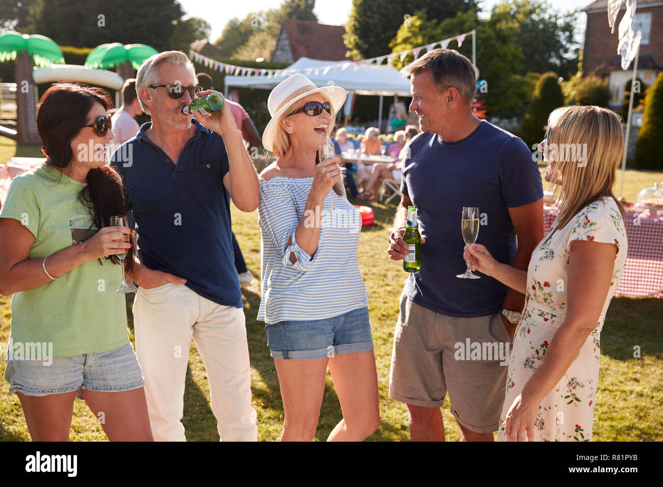 Amis de prendre un verre à la maturité de l'été Fête de jardin Banque D'Images