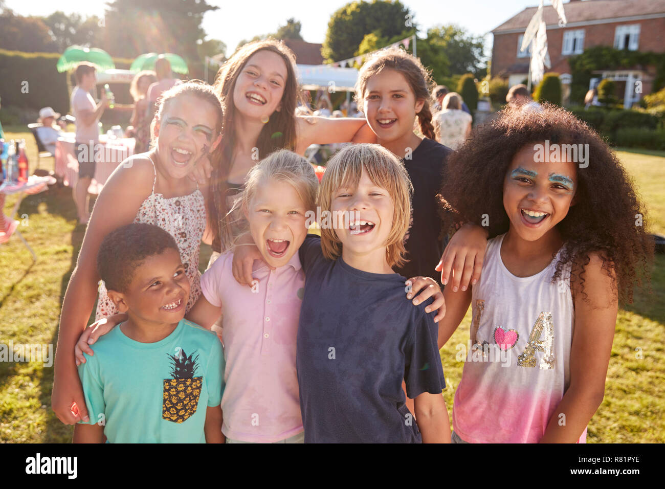 Portrait d'enfants excités au jardin d'été Fete Banque D'Images