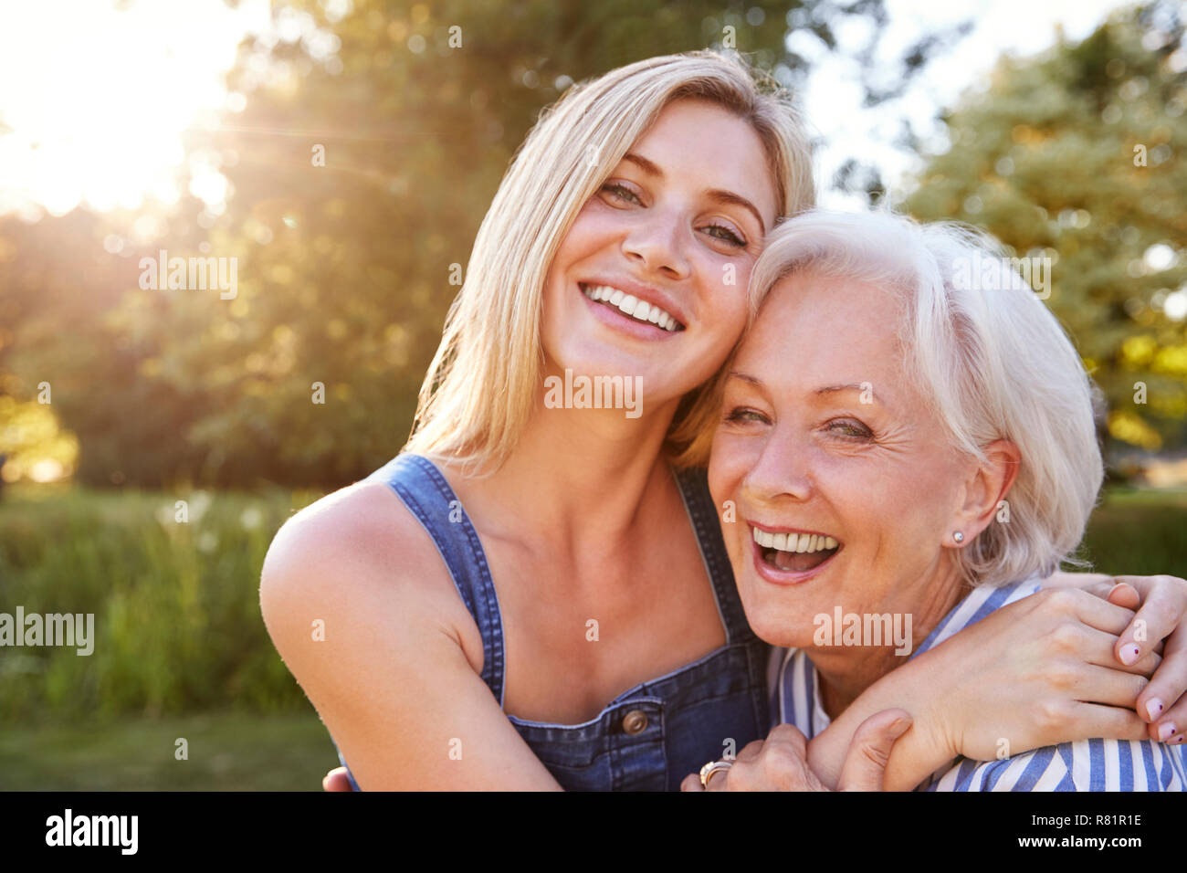 Portrait Of Smiling Mother and Daughter Outdoors in Summer Park Banque D'Images