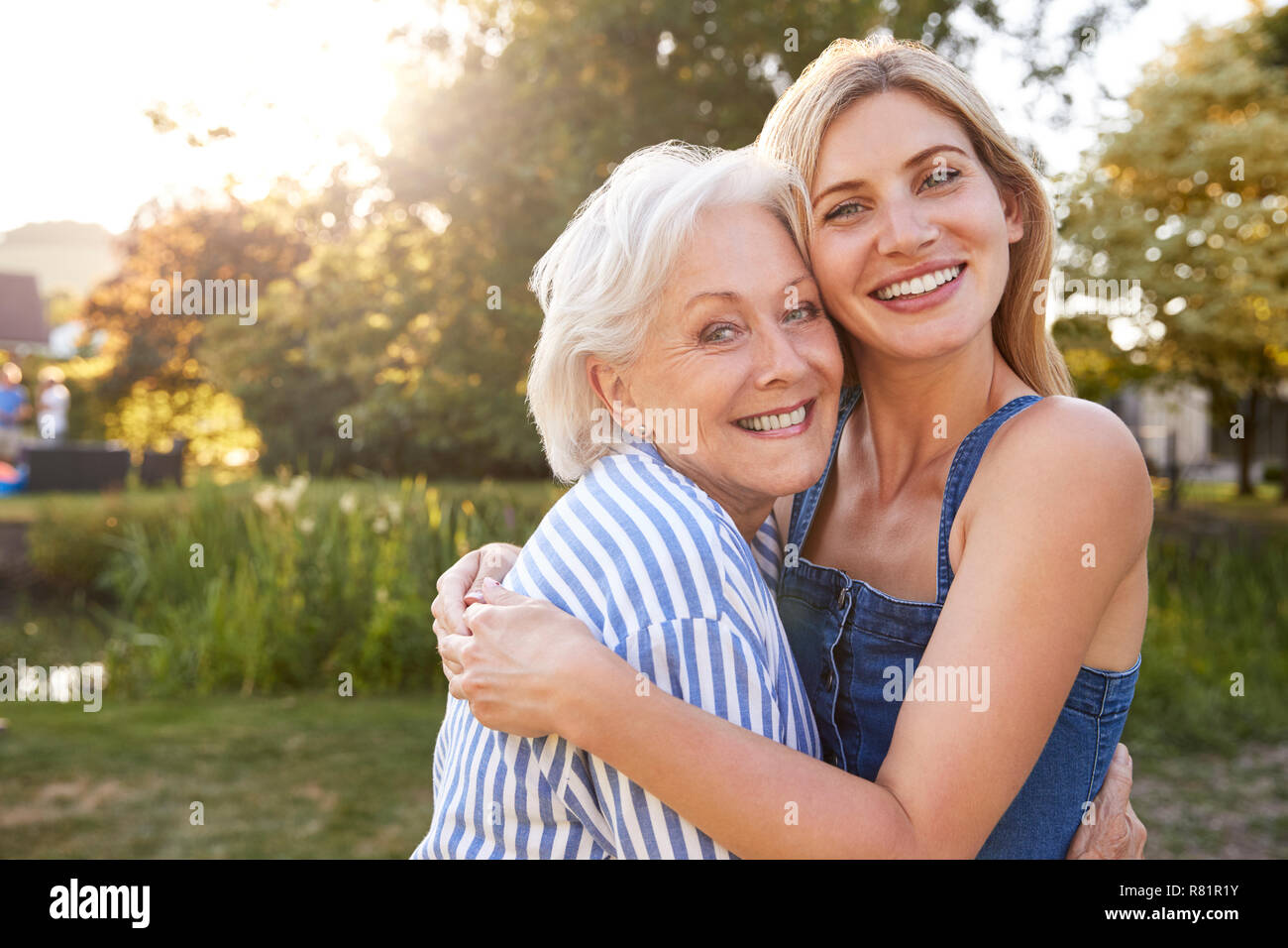 Portrait Of Smiling Mother and Daughter Outdoors in Summer Park Banque D'Images
