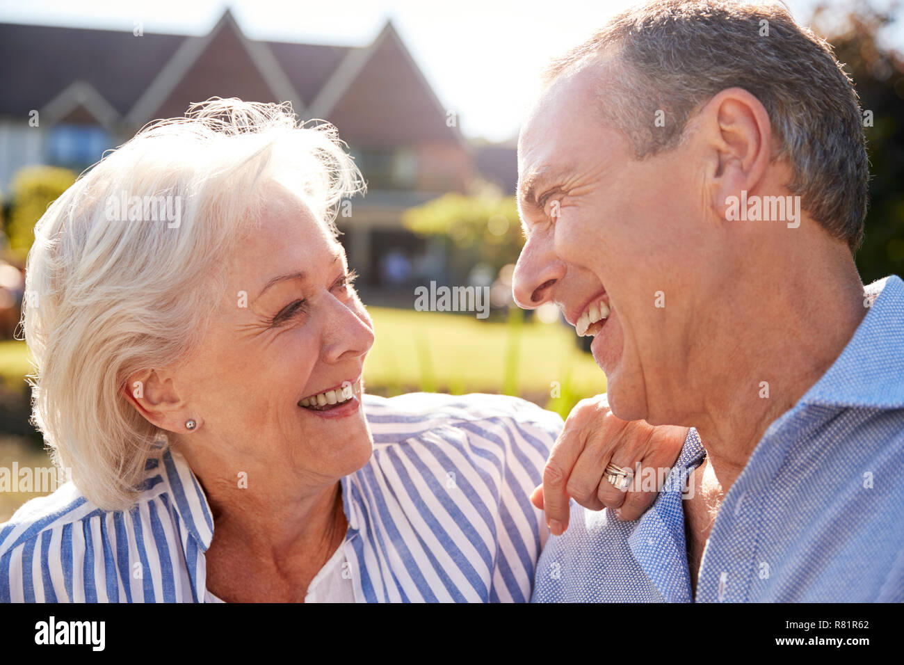 Senior Couple Relaxing At Outdoor Cafe Ensemble d'été Banque D'Images