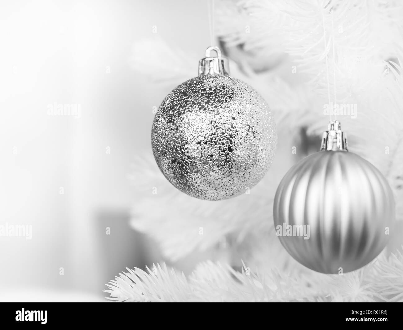 Décoration de Noël. Deux différence des boules de Noël sur l'arbre de Noël blanc avec copie espace. Banque D'Images