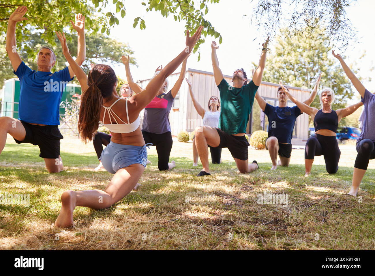 Instructeur de yoga en plein air femmes leader de classe Banque D'Images