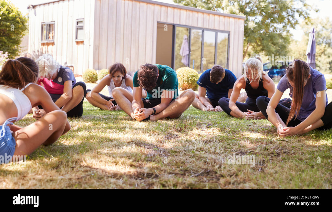 Instructeur de yoga en plein air femmes leader de classe Banque D'Images