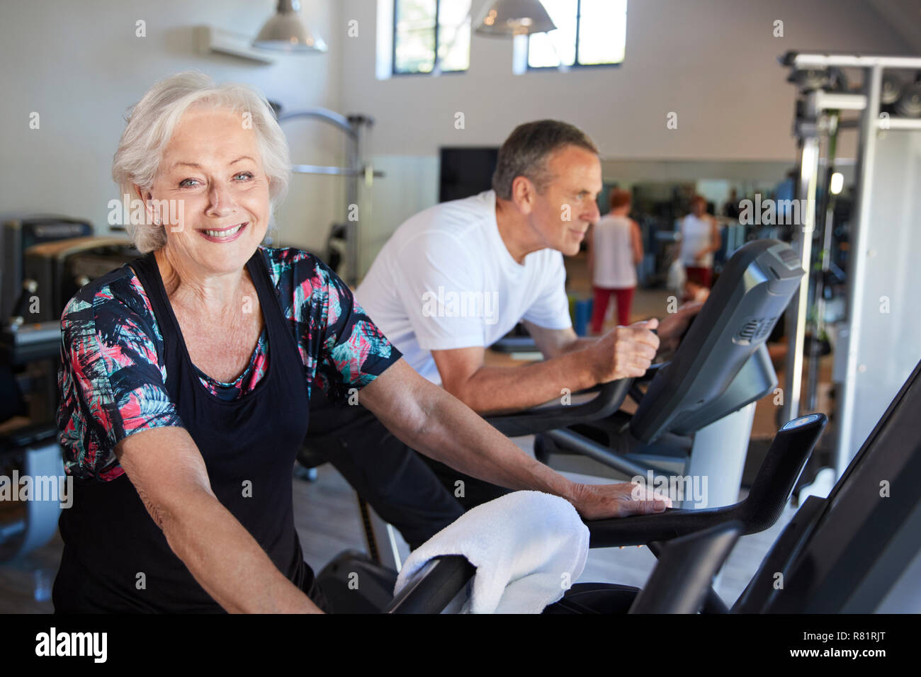 Portrait of Senior Woman après l'exercice sur les machines de fitness Vélo Banque D'Images