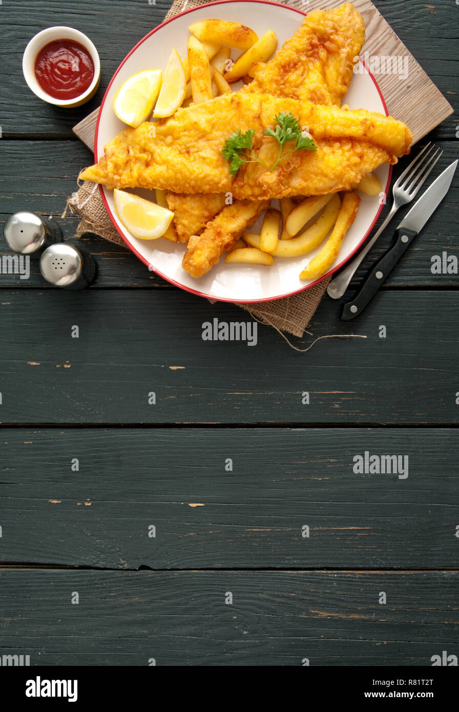 Poisson battues traditionnelles sur une plaque avec des jetons sur une table de bois avec de l'espace Banque D'Images