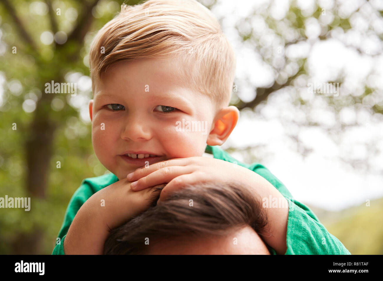 Close Up of Father Carrying Son On Shoulders On marche par River Banque D'Images