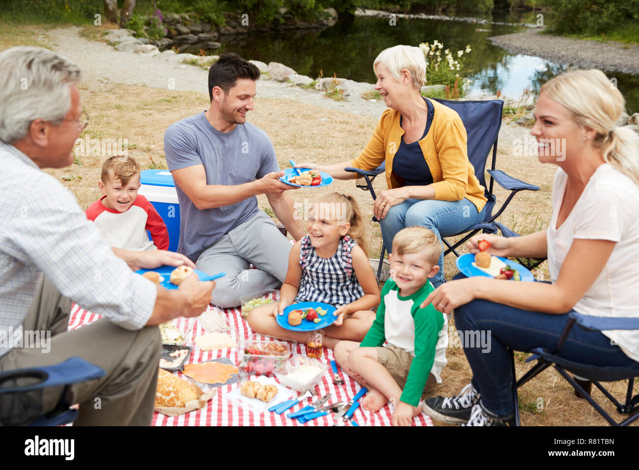 Multi Generation Family Enjoying Picnic in Countryside Banque D'Images