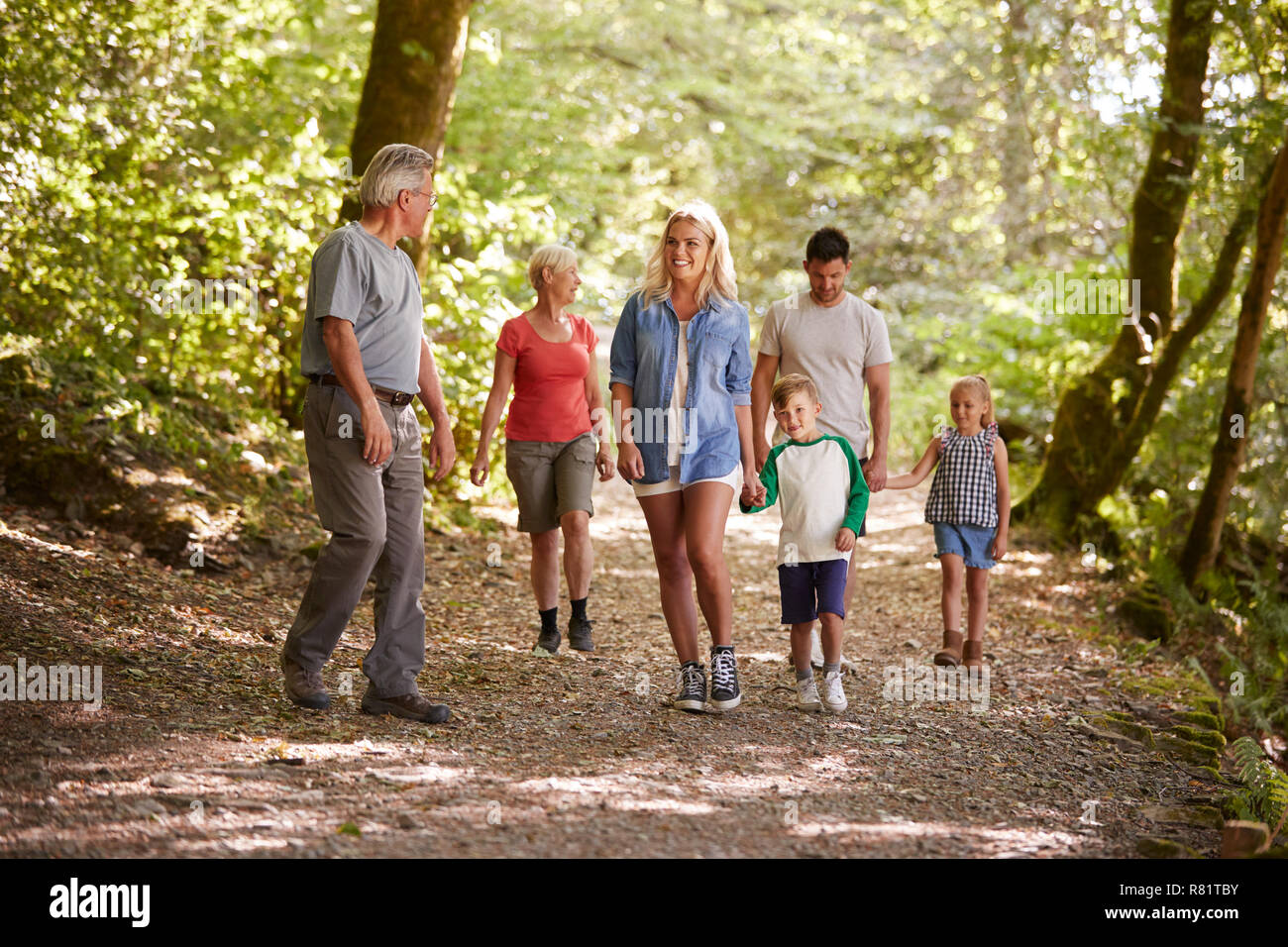 Multi Generation Family Enjoying Walk le long chemin ensemble forestiers Banque D'Images