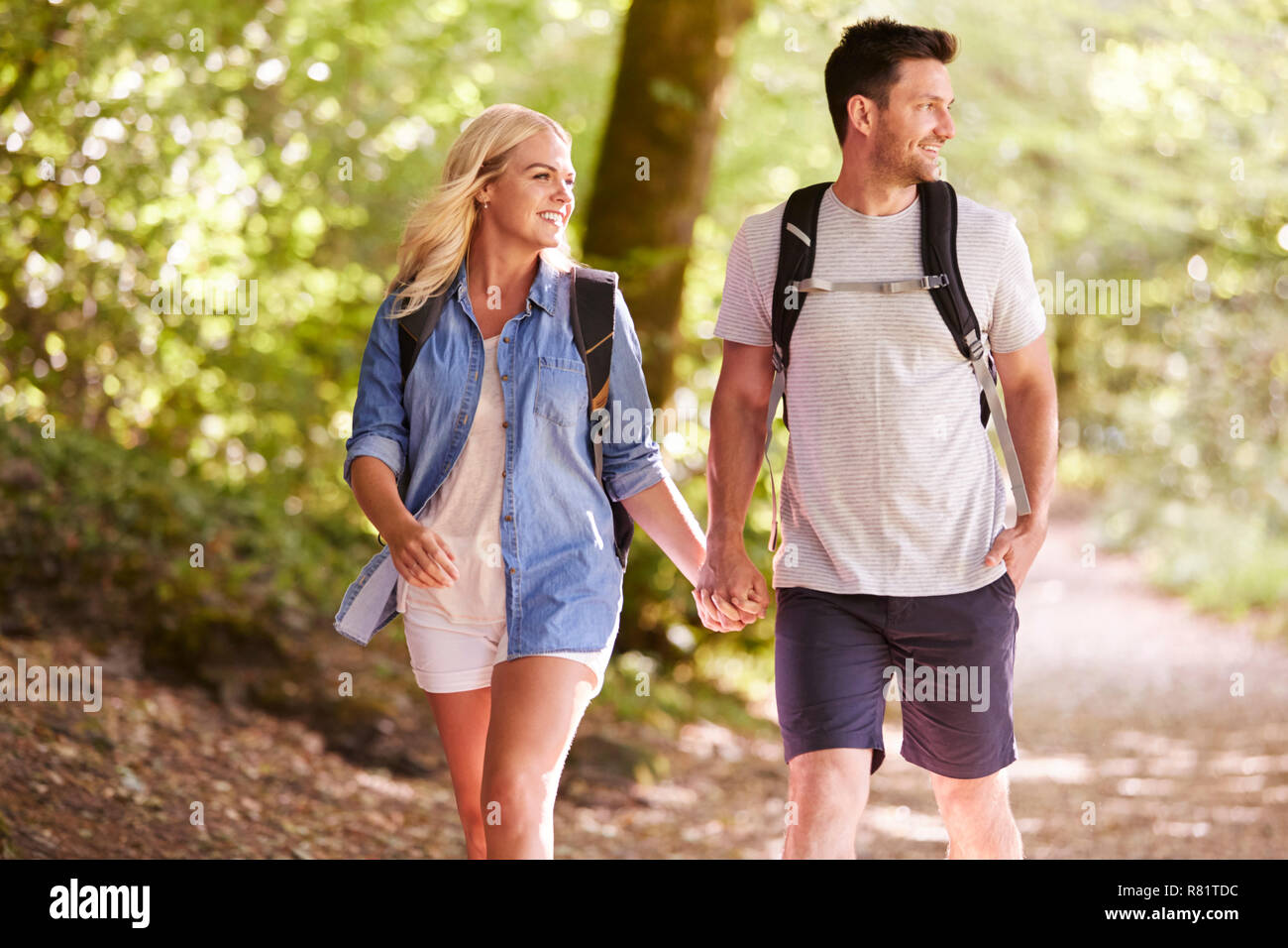 Couple de la randonnée le long du chemin des bois dans la région de Lake District UK Ensemble Banque D'Images