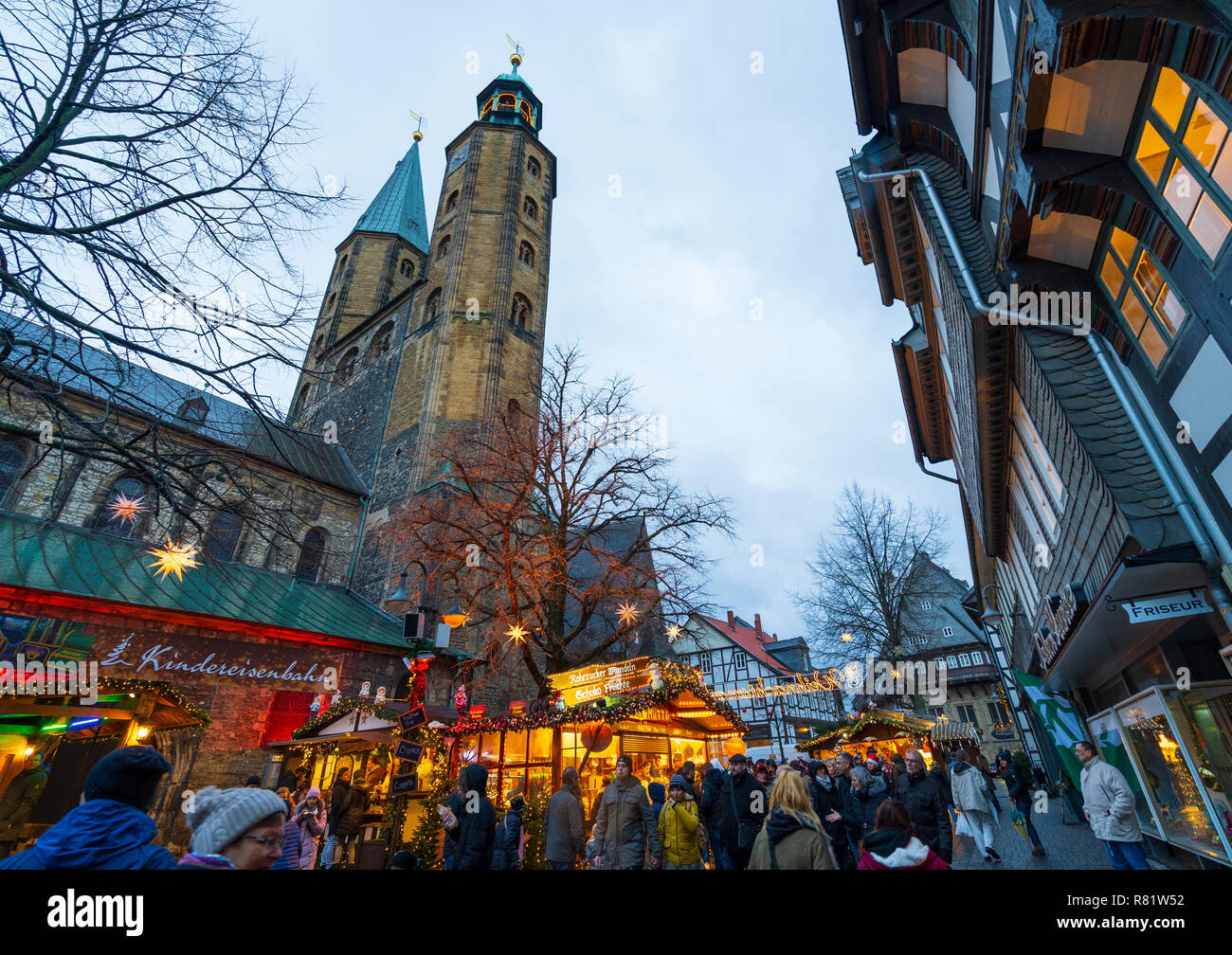 Caler au traditionnel Marché de Noël à Goslar, Basse-Saxe, Allemagne Banque D'Images
