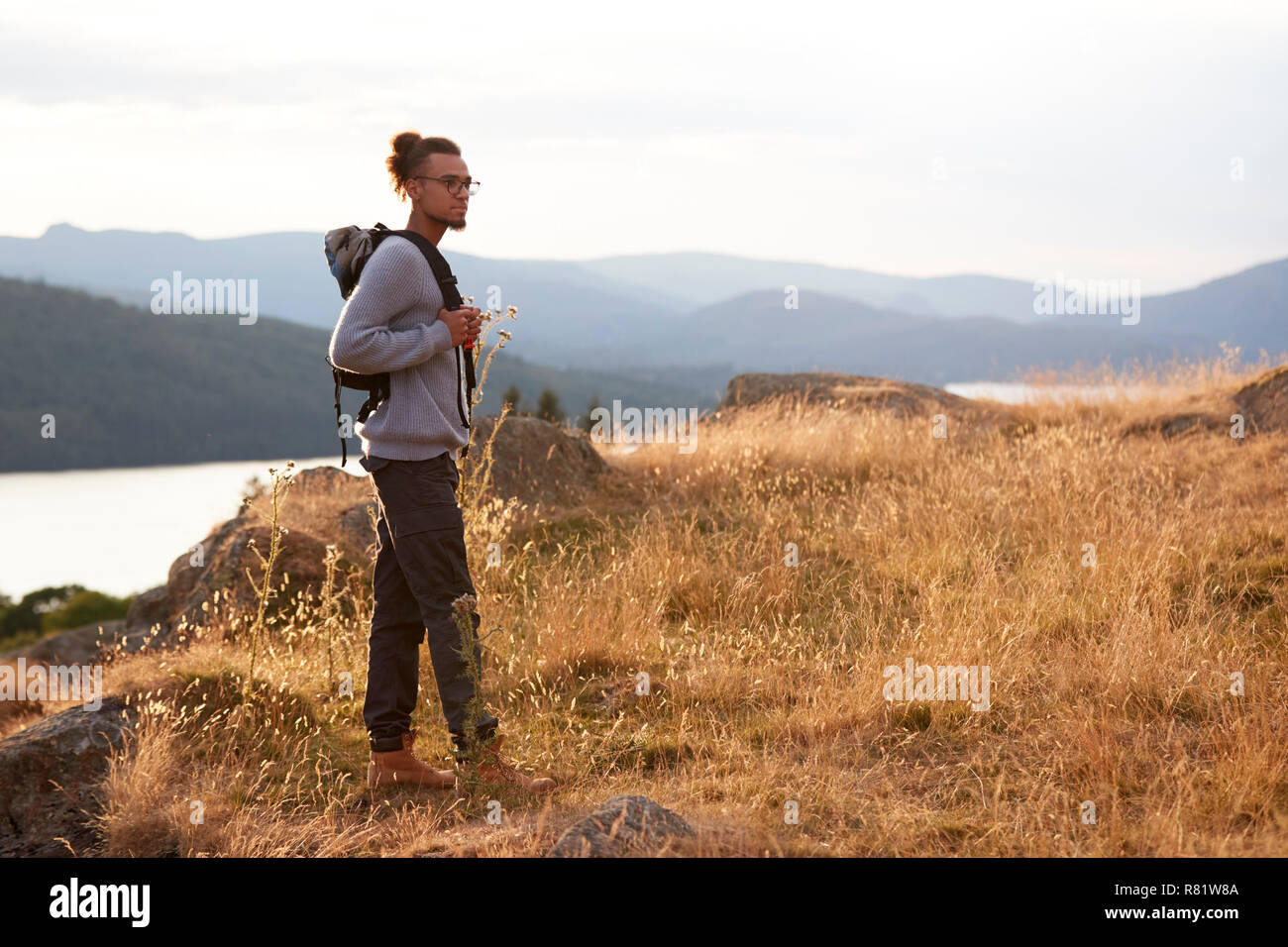 Un young mixed race man seul se tenant sur une colline Banque D'Images