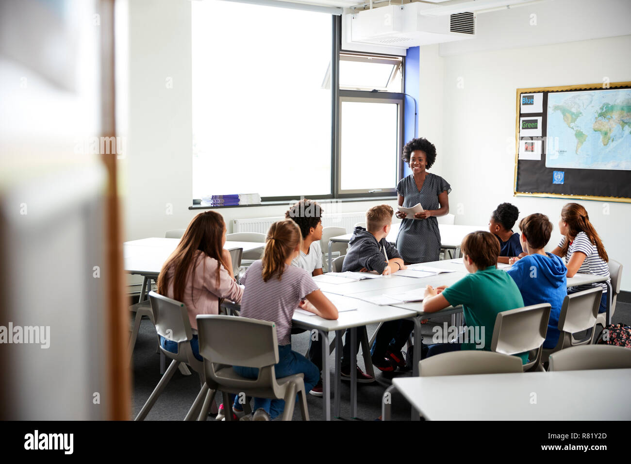 Tuteur secondaire par permanent avec les élèves Table Leçon d'enseignement Banque D'Images