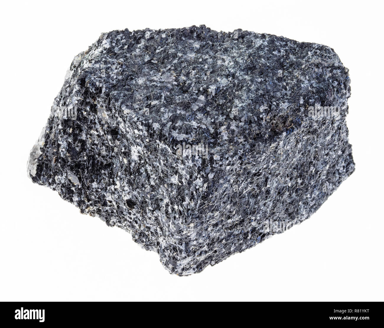 La macro photographie de minéraux naturels à partir de la collection géologique - amphibolite rugueux pierre sur fond blanc Banque D'Images