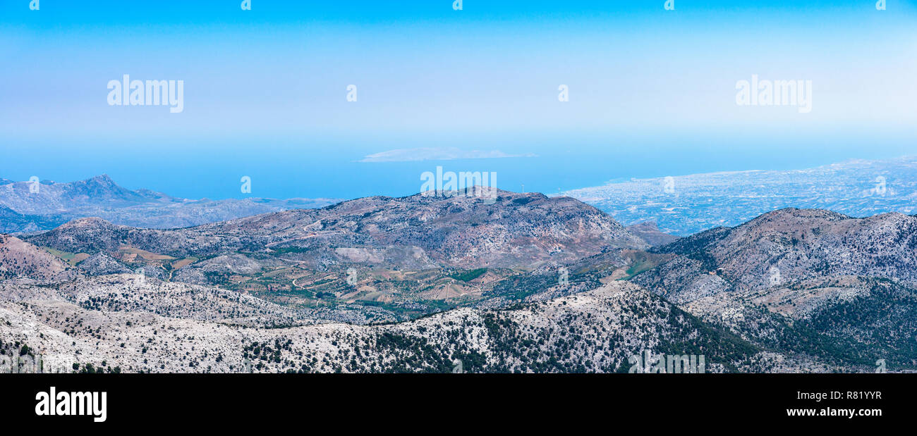 Vue panoramique du Mont Psiloritis montagnes hauteurs surplombant Héraklion côte. Désert trekking alpinisme paradise, chemins de randonnée à découvrir Banque D'Images