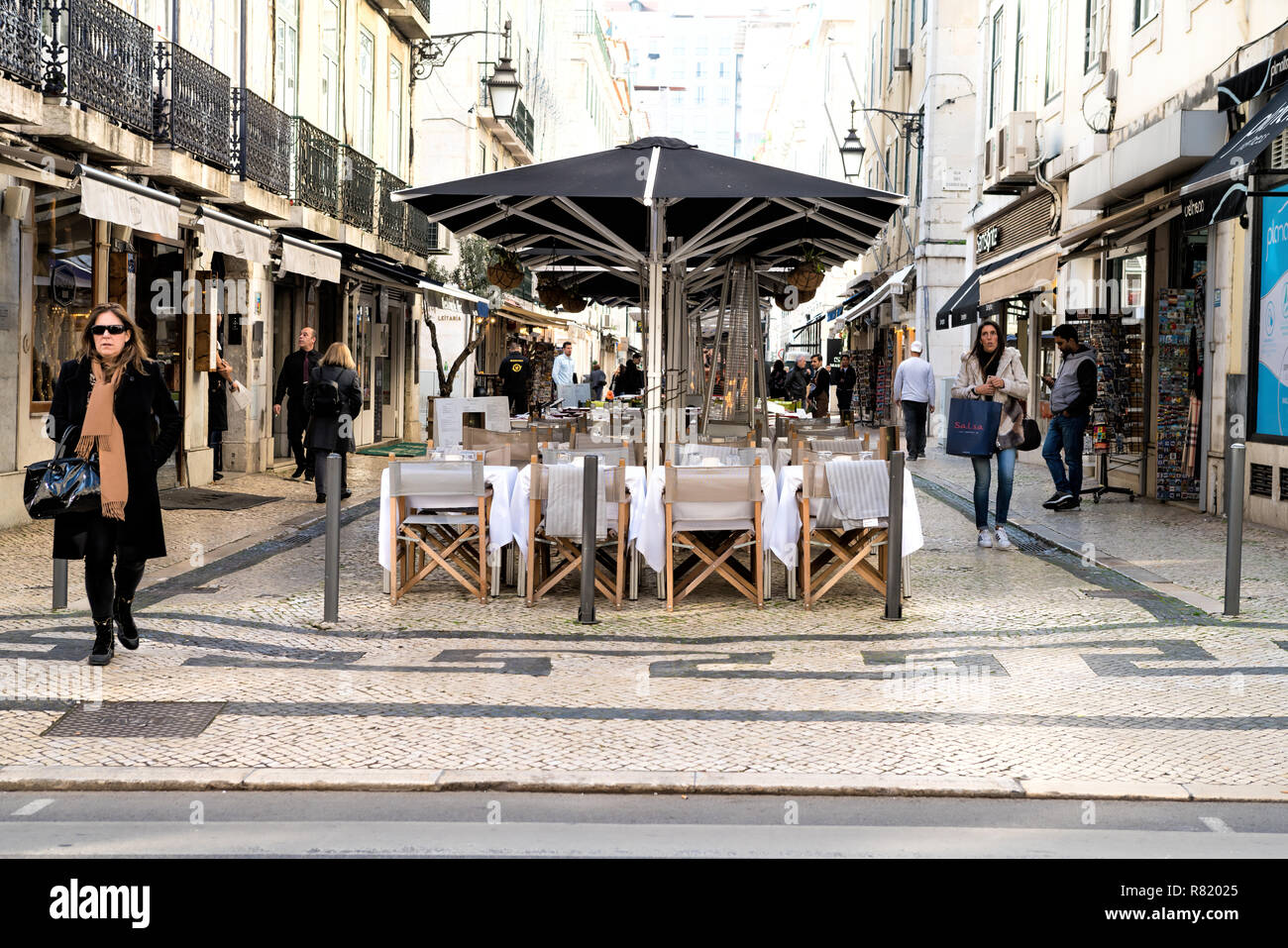 Cityscape. Vue sur street café en plein air dans le centre historique de Lisbonne, Portugal Banque D'Images