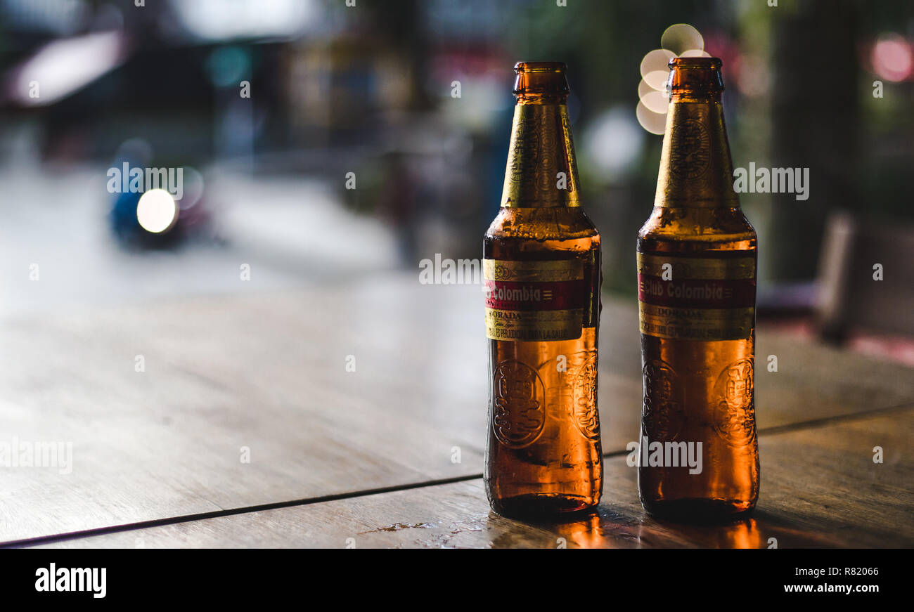 Des flacons de la Colombie La Colombie, Club d'une bière de marque - Produit par Bavaria S.A. / Brasserie AB InBev - sur une table d'un bar dans Poblado, Medellín Banque D'Images