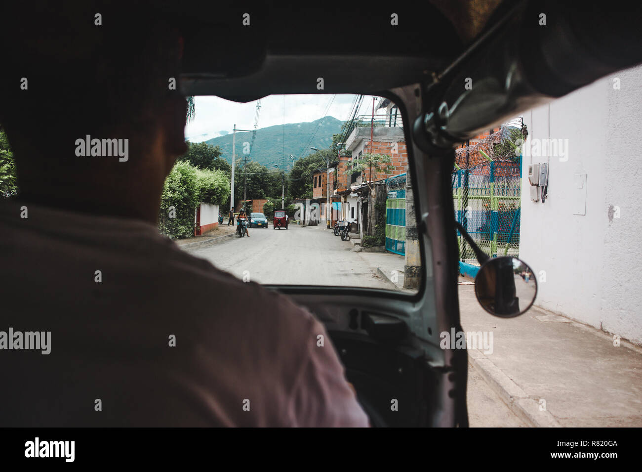 Vue de l'intérieur un tuktuk conduire sur une route de Santa Fe de Antioquia, Colombie Banque D'Images