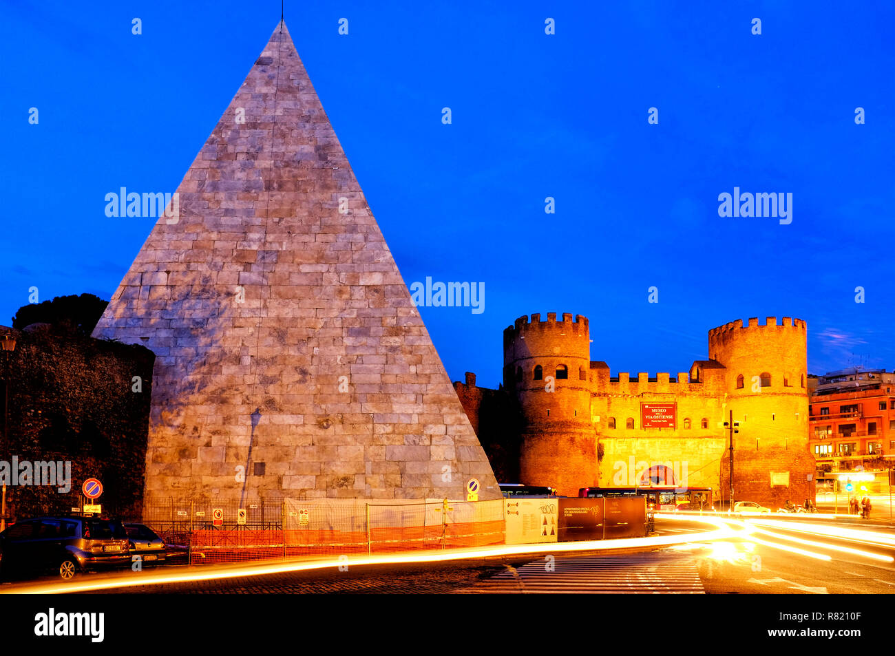 Pyramide de Cestius et Porta San Paolo, Rome Italie Banque D'Images