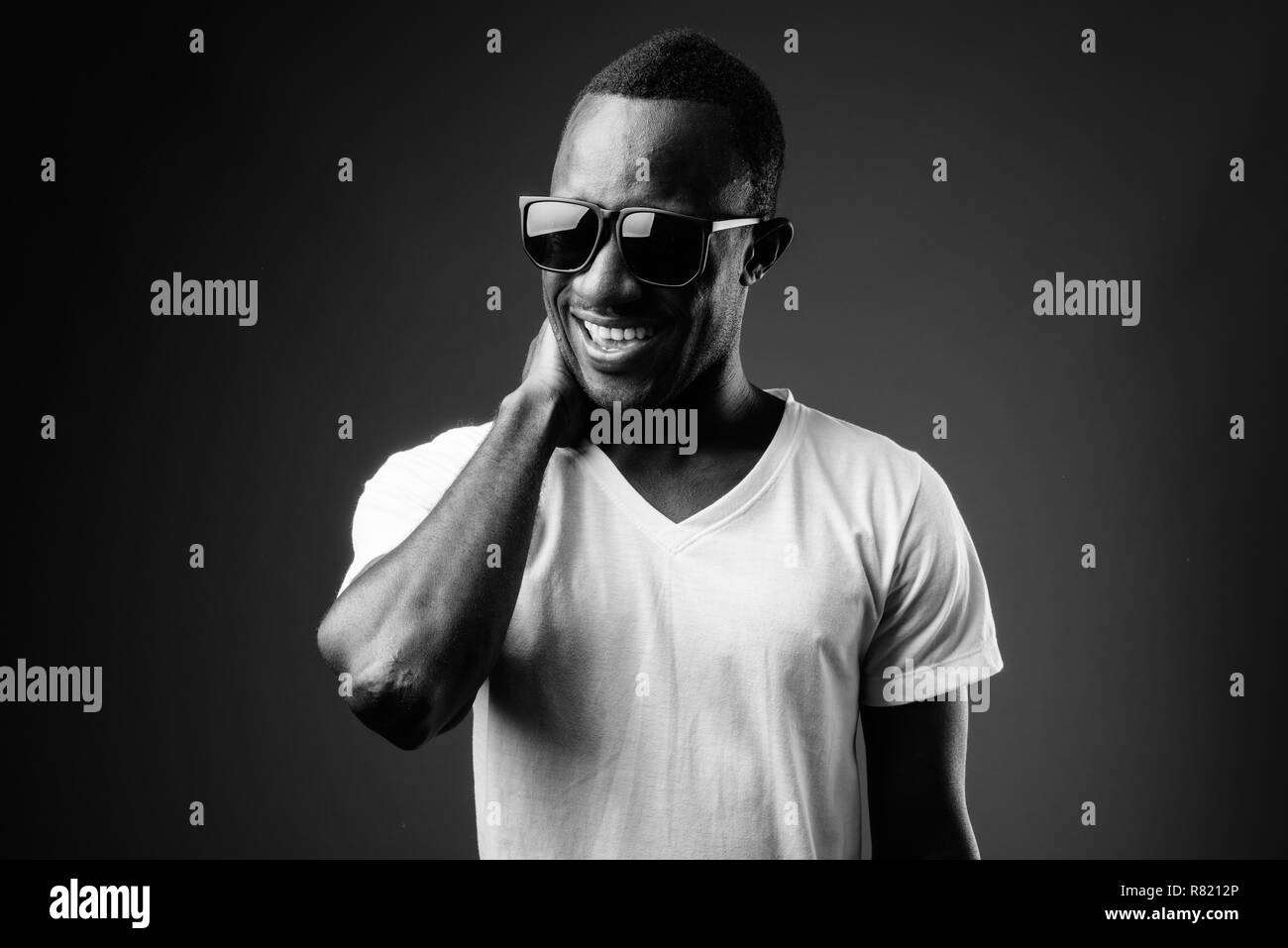 Jeune homme africain portant des lunettes de soleil et de rire Banque D'Images