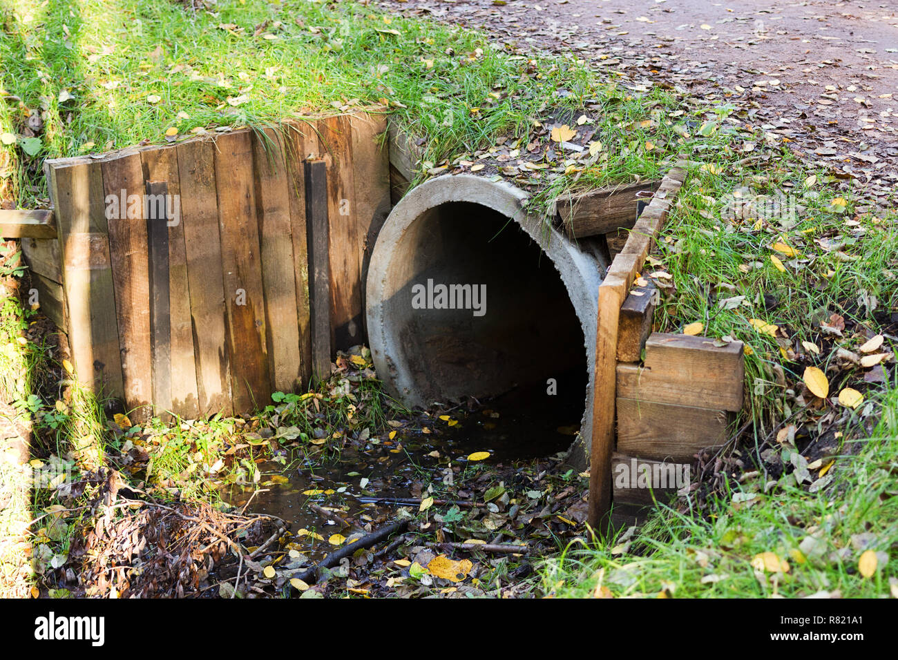 Photo libre de droit de Nouveau Tuyau De Ponceau De Drainage En Métal  Ondulé Installé Dans Le Fossé Sous La Route banque d'images et plus  d'images libres de droit de Route 