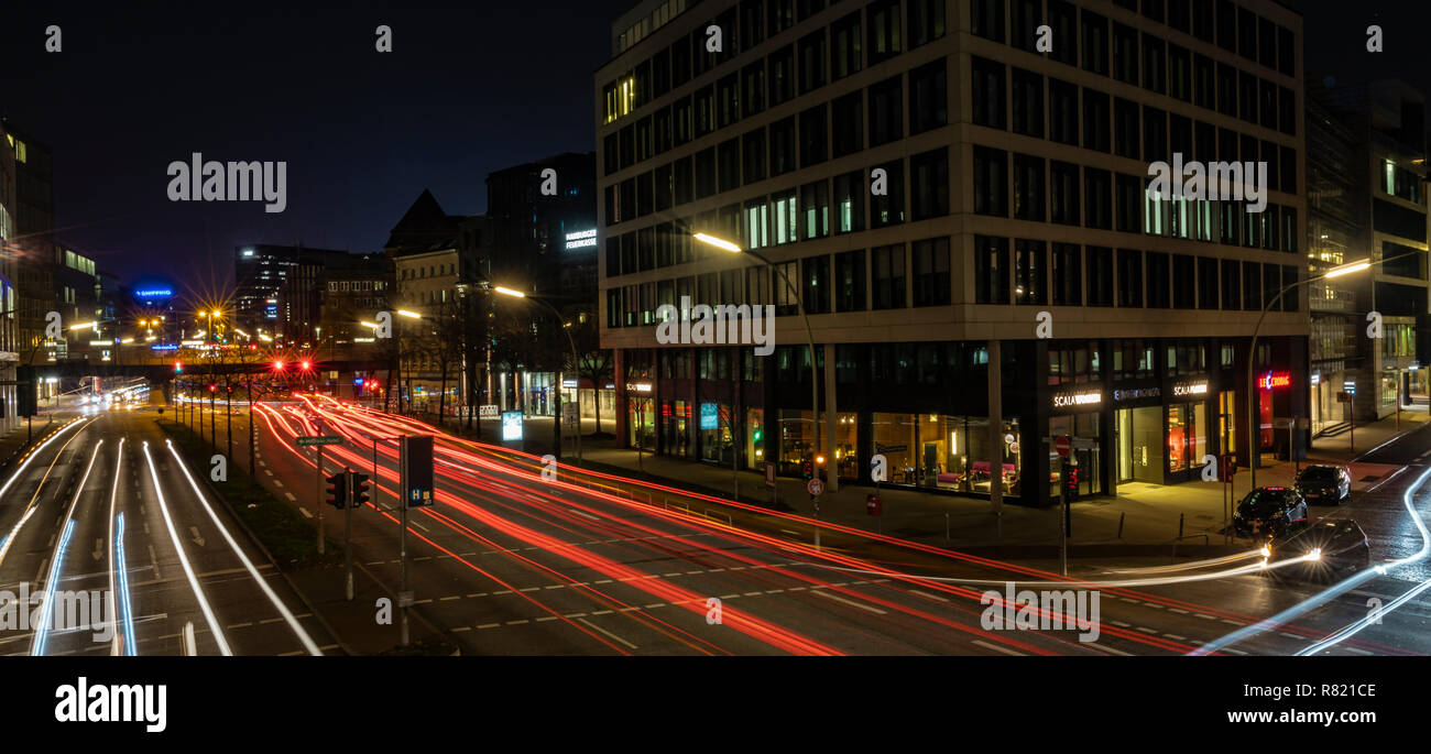 Hambourg, Allemagne - le 15 novembre 2018 : la photographie à longue exposition montrant des sentiers de lumière sur l'autoroute dans la ville de Hambourg en Allemagne. Banque D'Images