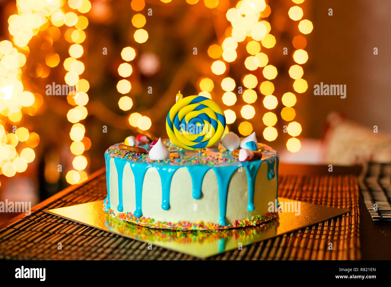 Gateau D Anniversaire Avec Des Bonbons Et Des Bougies Pour Petit Bebe Garcon Et Decorations Pour Gateau Smash Photo Stock Alamy Gateau D Anniversaire Avec Des Bonbons Et Des Bougies Pour Petit Bebe Garcon Et Decorations Pour Gateau Smash Photo Stock Alamy