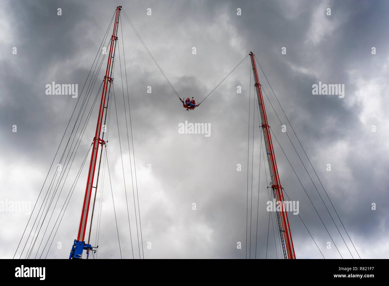 Portland, Oregon, USA - Le 29 mai 2010 : un carnaval comme bungie ride shoots riders très haut dans le ciel nuageux le long Tom McCall Water Front Park. Banque D'Images