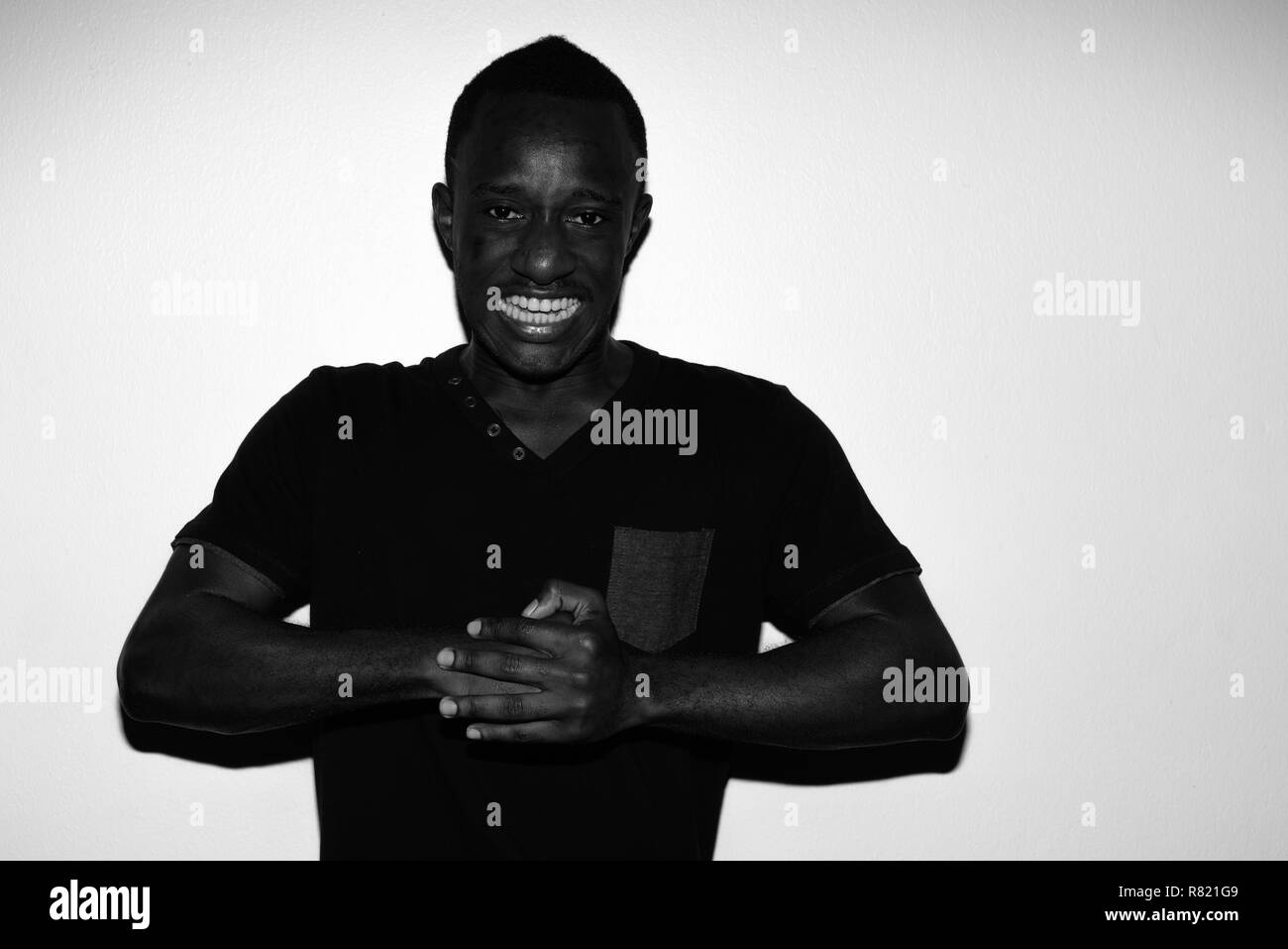 Portrait d'horreur effrayant en colère jeune homme africain en noir et blanc Banque D'Images