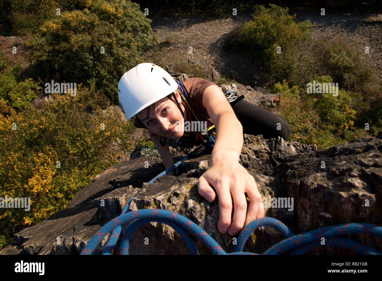 Jeune fille de l'escalade pour atteindre le sommet, Pikovice, République Tchèque Banque D'Images