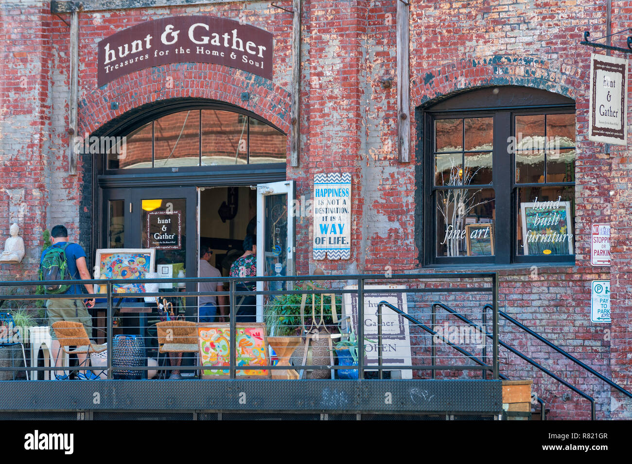 Portland, Oregon, USA - 20 septembre 2014 : une devanture avec une variété de choses à vendre à son entrée, dans un vieux bâtiment de l'entrepôt, attire des s Banque D'Images