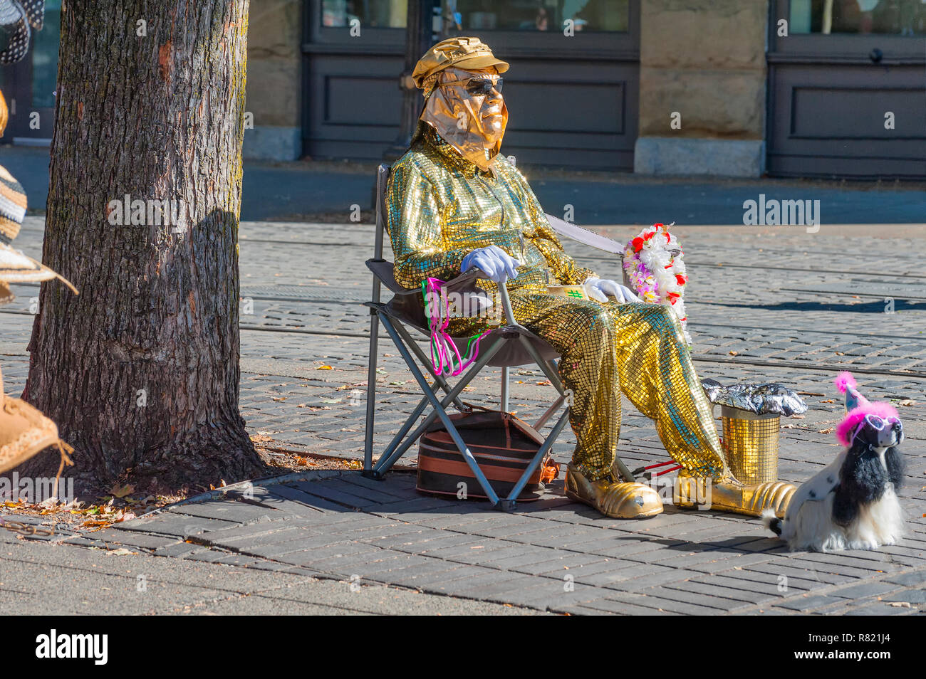 Portland, Oregon, USA - 20 septembre 2014 : un artiste de rue vêtu comme un fleuret homme est assis dans un camp le long de la Chaire Max rails dans Ankeny carré avec Banque D'Images