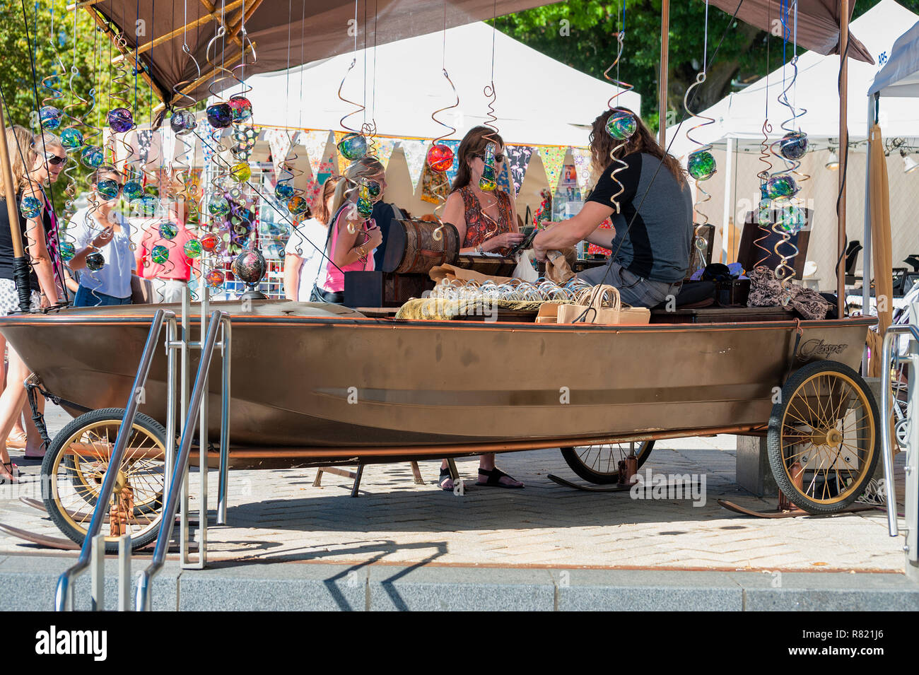 Portland, Oregon, USA - 20 septembre 2014 : un bateau est utilisé comme un stand pour afficher des boules en verre soufflé dans les fileurs à Portland's Waterfront Saturday Market Banque D'Images