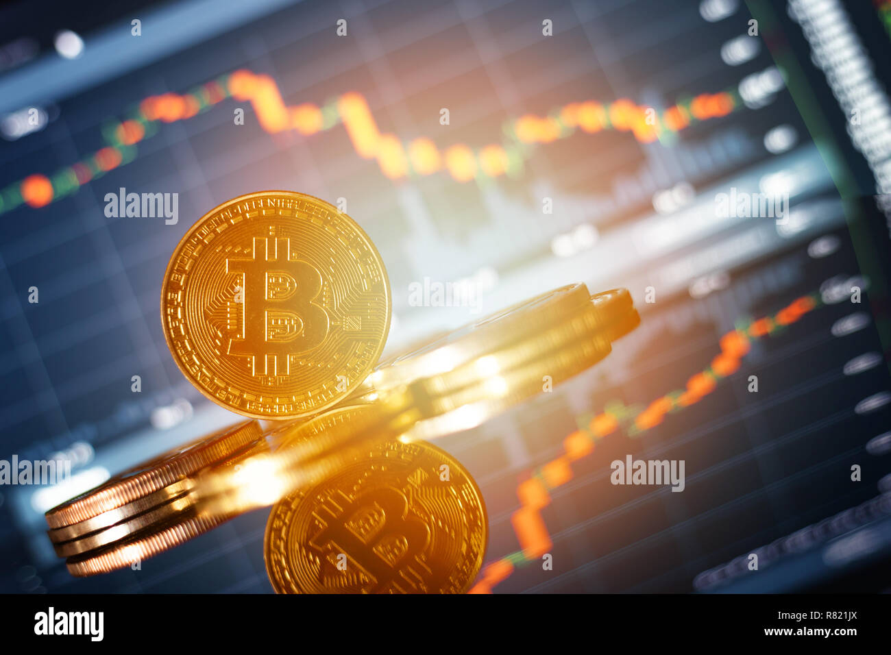 Pièce d'or et de l'échange Bitcoin graphin montrant l'arrière-plan de marché boursier Banque D'Images