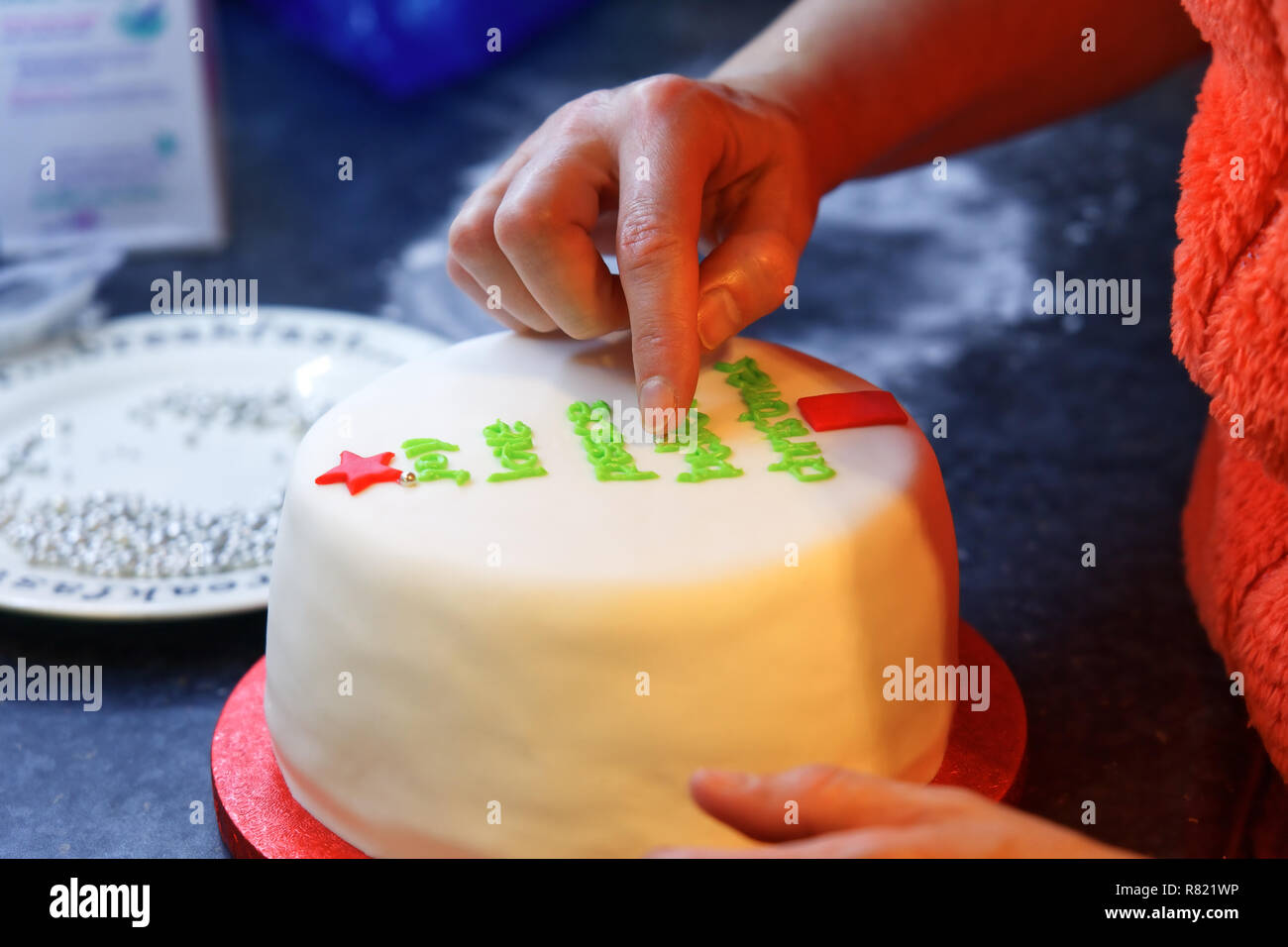 Close up of hands Décorer un gâteau de Noël avec glaçage vert Banque D'Images